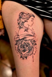 Frau mit Rosen Tattoo