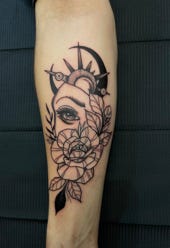 Frauen Gesicht mit Blumen Tattoo
