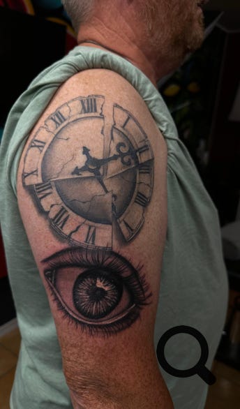 Uhr und Auge Tattoo