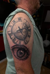 Uhr und Auge Tattoo