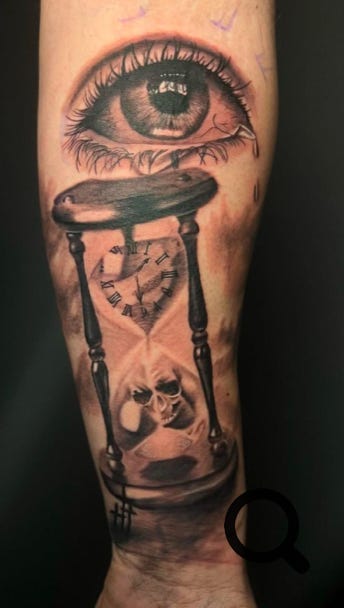 Auge und Sanduhr Tattoo