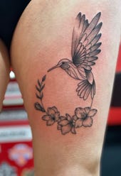 Vogel mit Blumen Tattoo