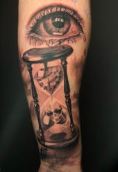 Auge und Sanduhr Tattoo