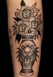 Vase Blumen Tattoo